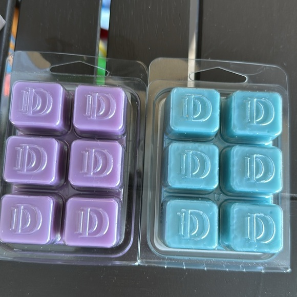 Brand new! Plug in wax warmer with 2 scented waxes - Picture 6 of 6